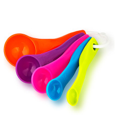 A set of measuring spoons